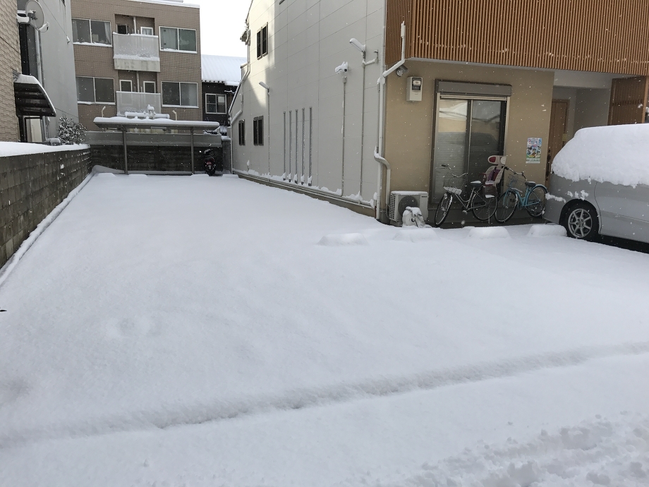 新しい駐車場の初雪景色